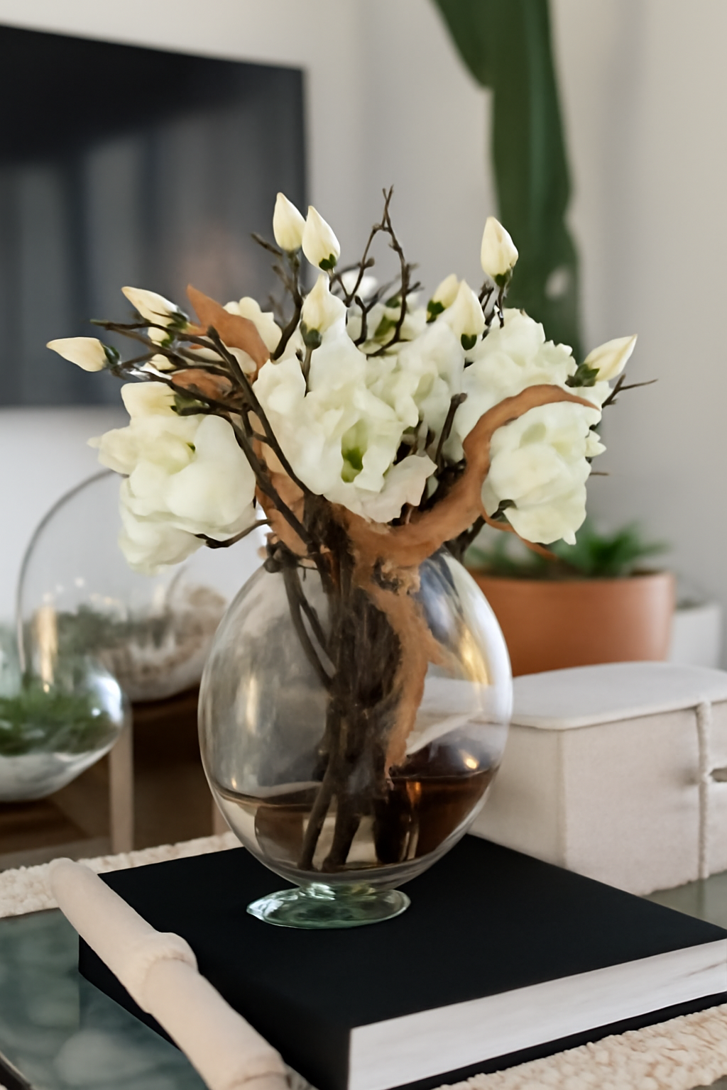 Vase lune 10" avec magnolias