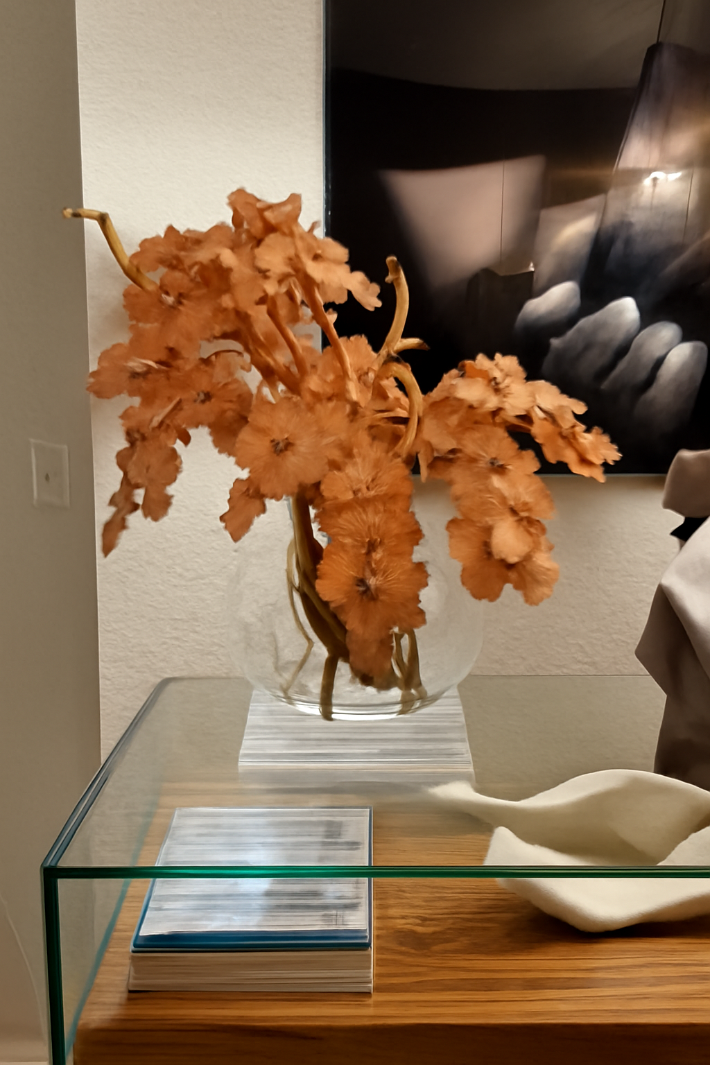 Vase lune en verre 16" avec orchidées brun clair et bois flotté