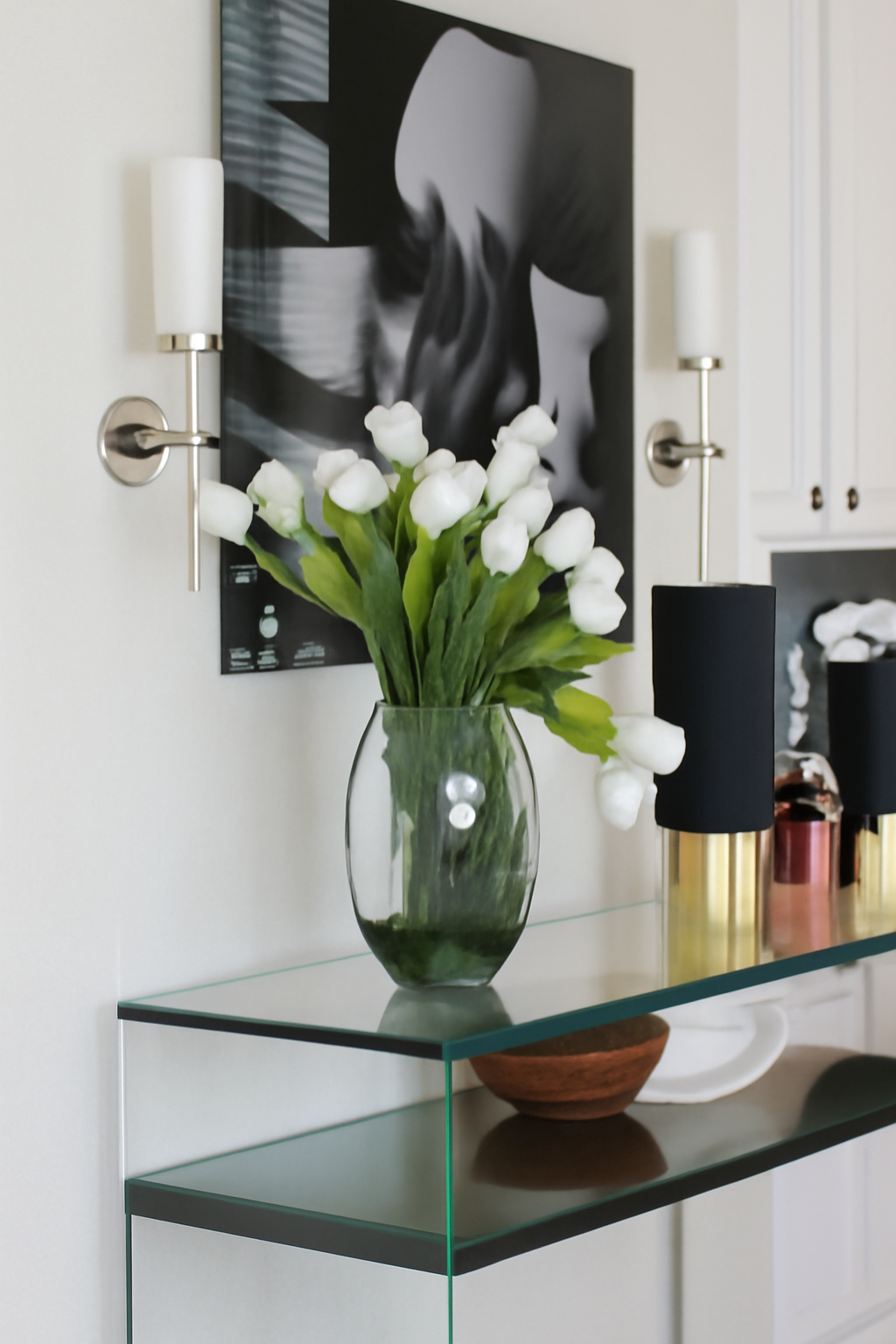 Vase lune 16" avec tulipes blanches