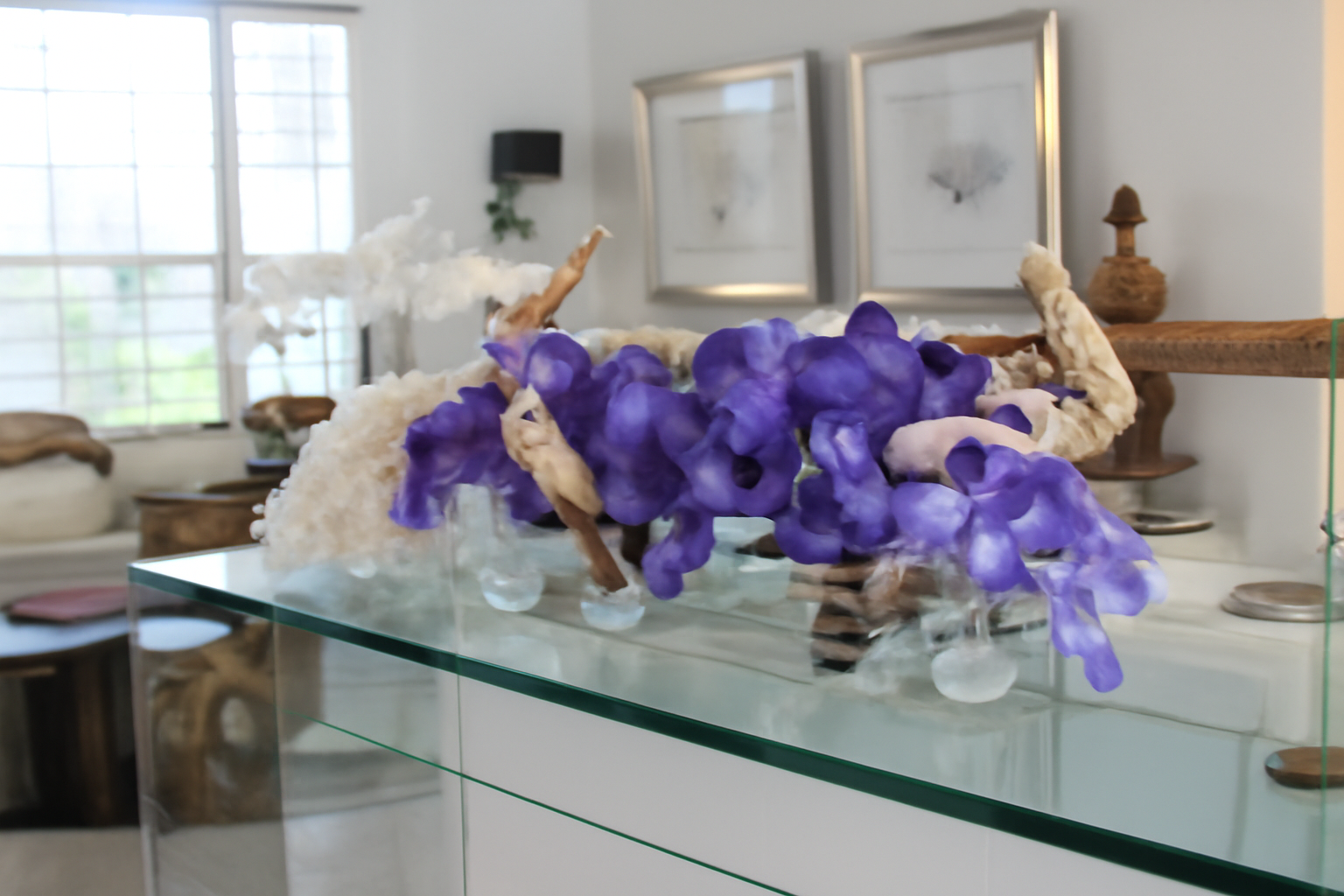 Cache-pot en verre plat 60 cm avec orchidées violettes