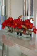 Cache-pot en verre plat 60 cm avec cymbidiums rouges