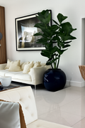 Cache-pot en forme de globe bleu 75 cm avec plante verte