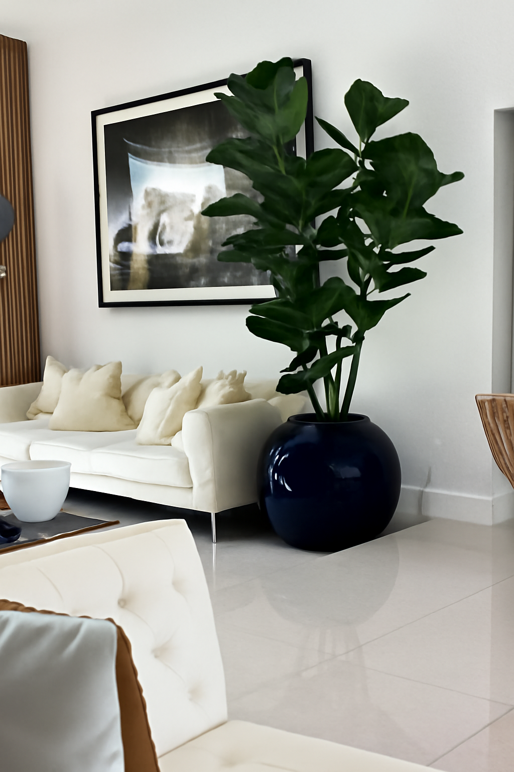 Cache-pot en forme de globe bleu 75 cm avec plante verte