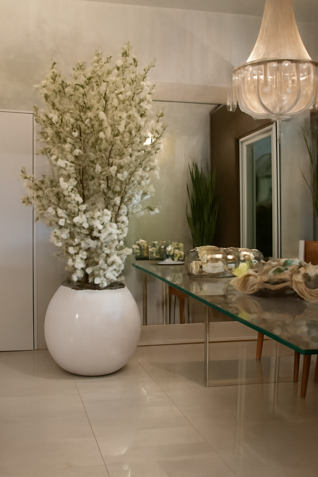 Cache-pot en forme de globe blanc brillant 75 cm avec branches de cerisier
