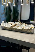 Cache-pot en verre plat teinté noir 90 cm avec orchidées blanches
