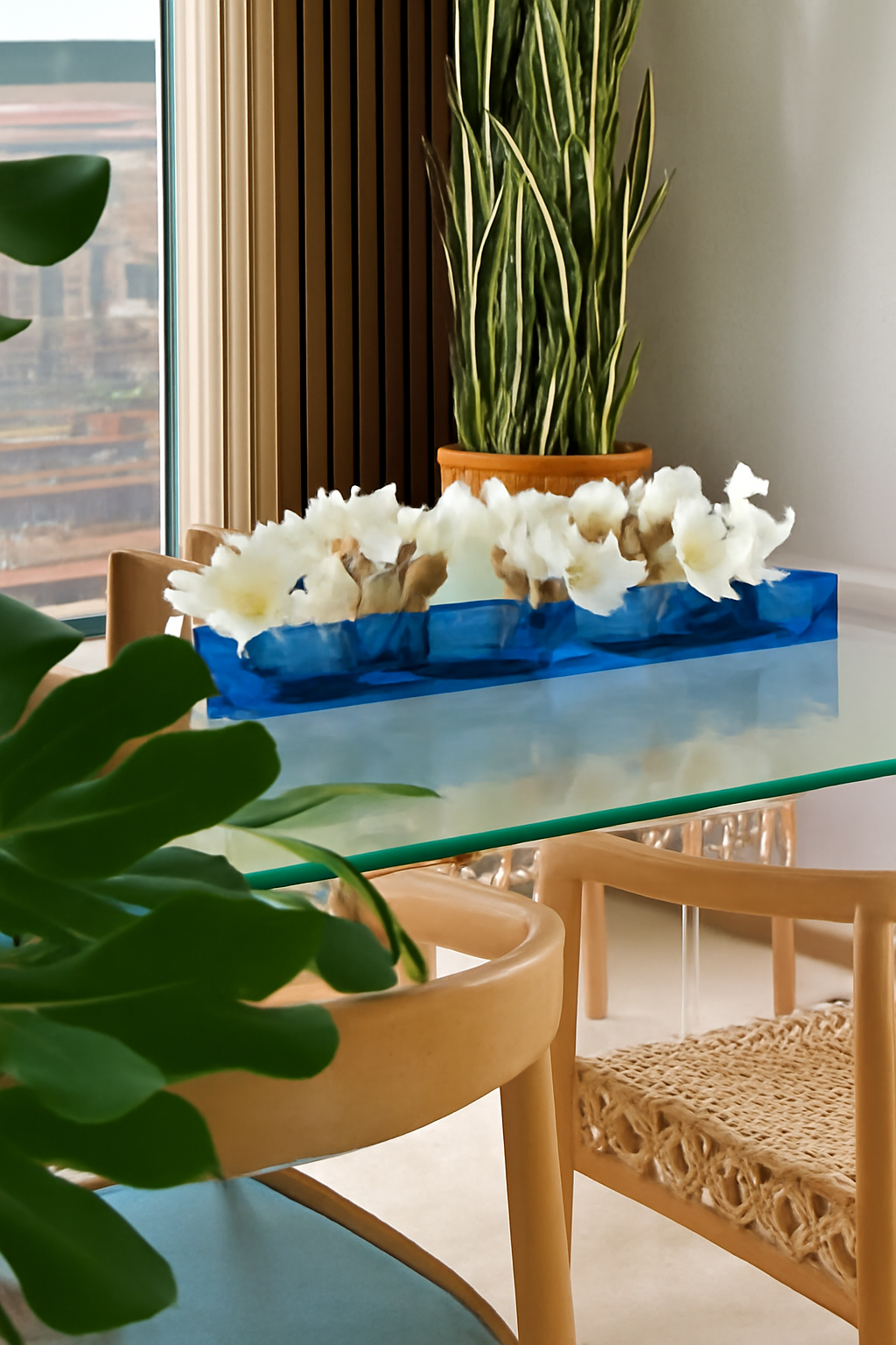 Cache-pot acrylique bleu 36" avec orchidées et bois flotté