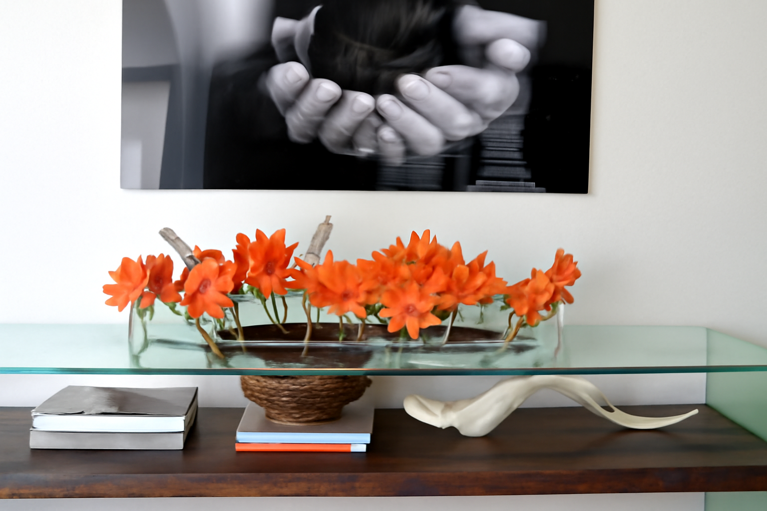 Cache-pot en verre plat 90 cm avec orchidées orange