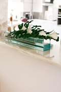 Cache-pot en verre plat 90 cm avec callas blanches et feuilles vertes