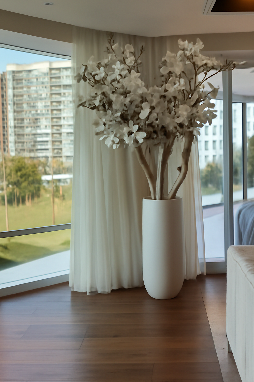 Magnolia blanc 2,4 m dans cache-pot beige mat