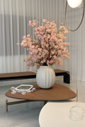 Vase avec fleurs de cerisier roses