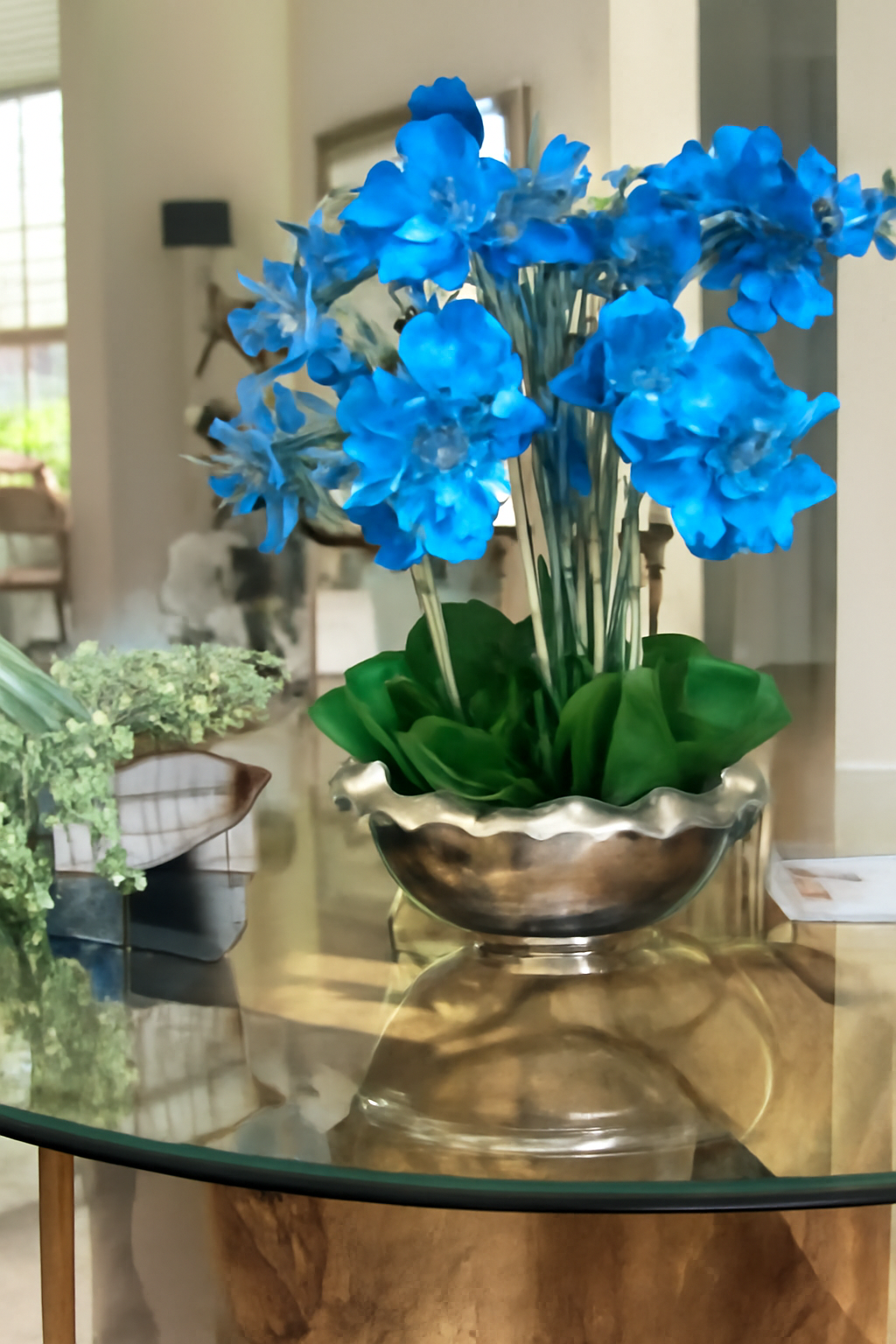 Coupe avec orchidées Phalaenopsis bleues