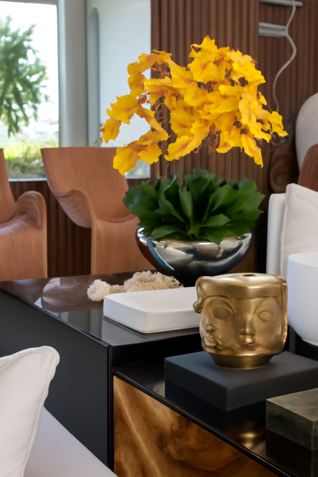 Coupe avec orchidées Phalaenopsis orange