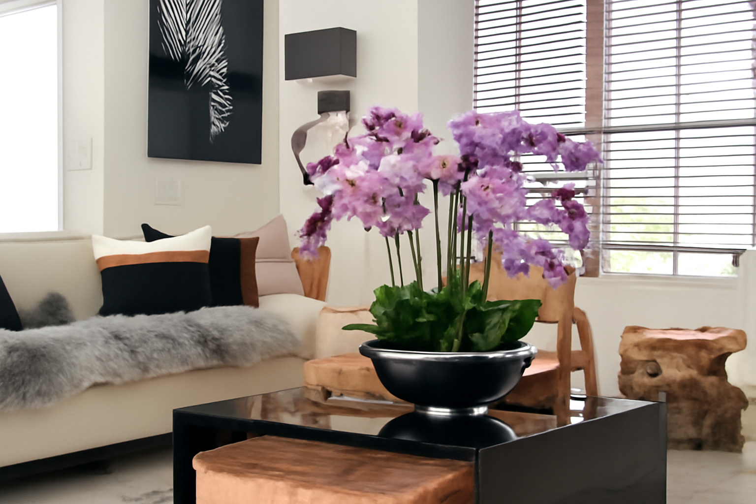 Coupe avec orchidées Phalaenopsis violettes