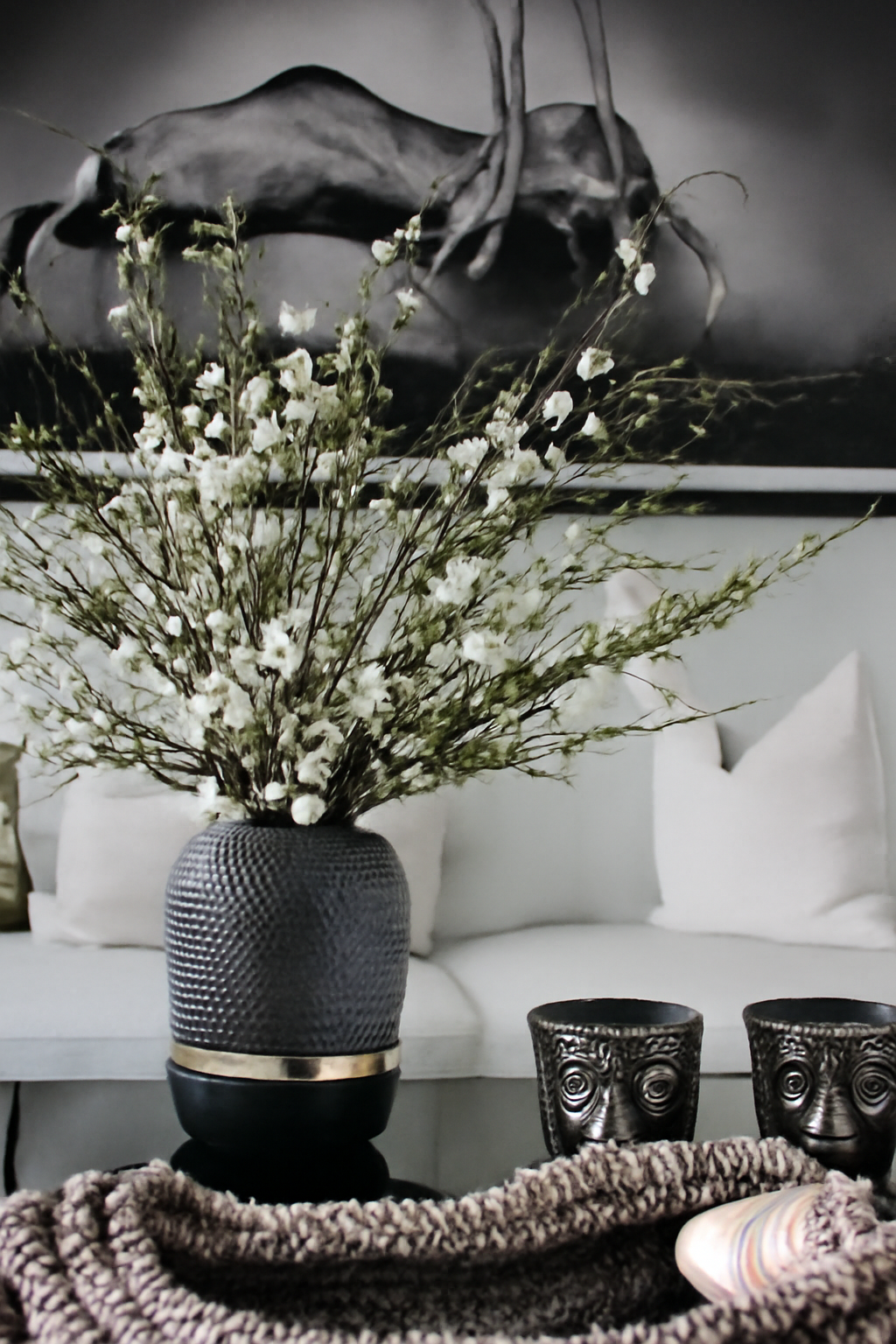Vase noir avec fleurs blanches