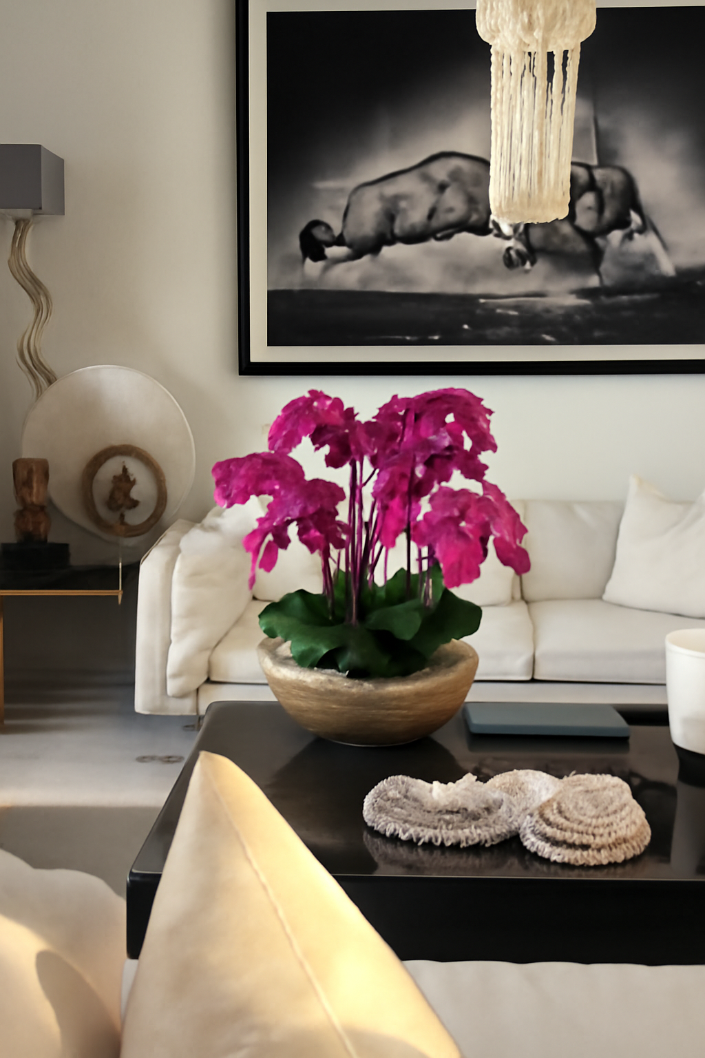 Coupe avec orchidées Phalaenopsis roses