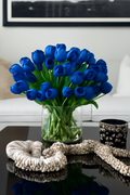 Jardin d'eau avec tulipes bleues sur cylindre