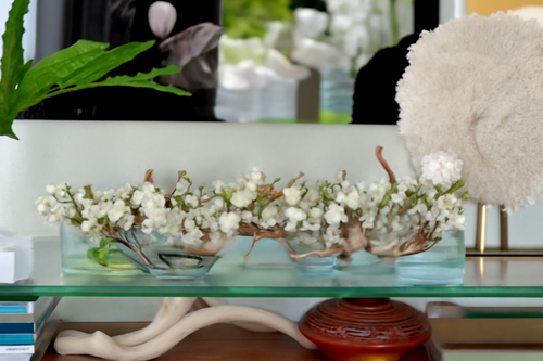 Cache-pot en verre avec fleurs de cerisier