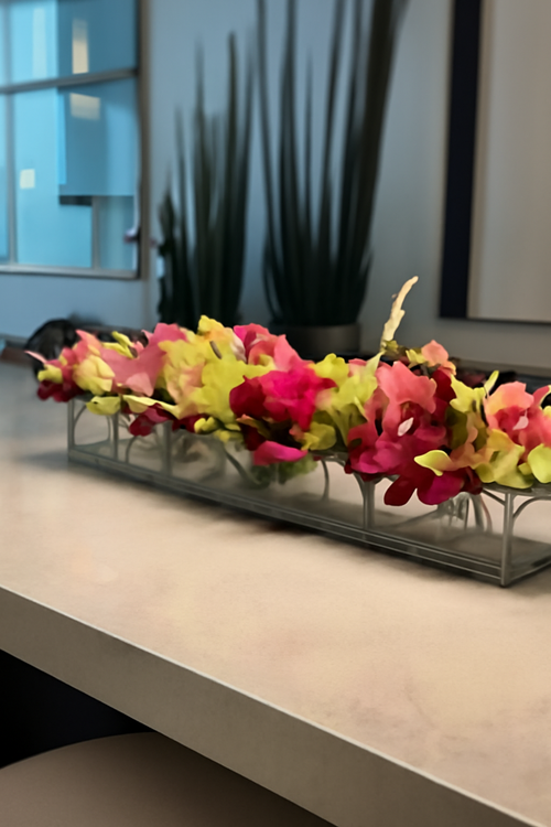 Cache-pot en verre avec Vanda roses et cymbidiums verts