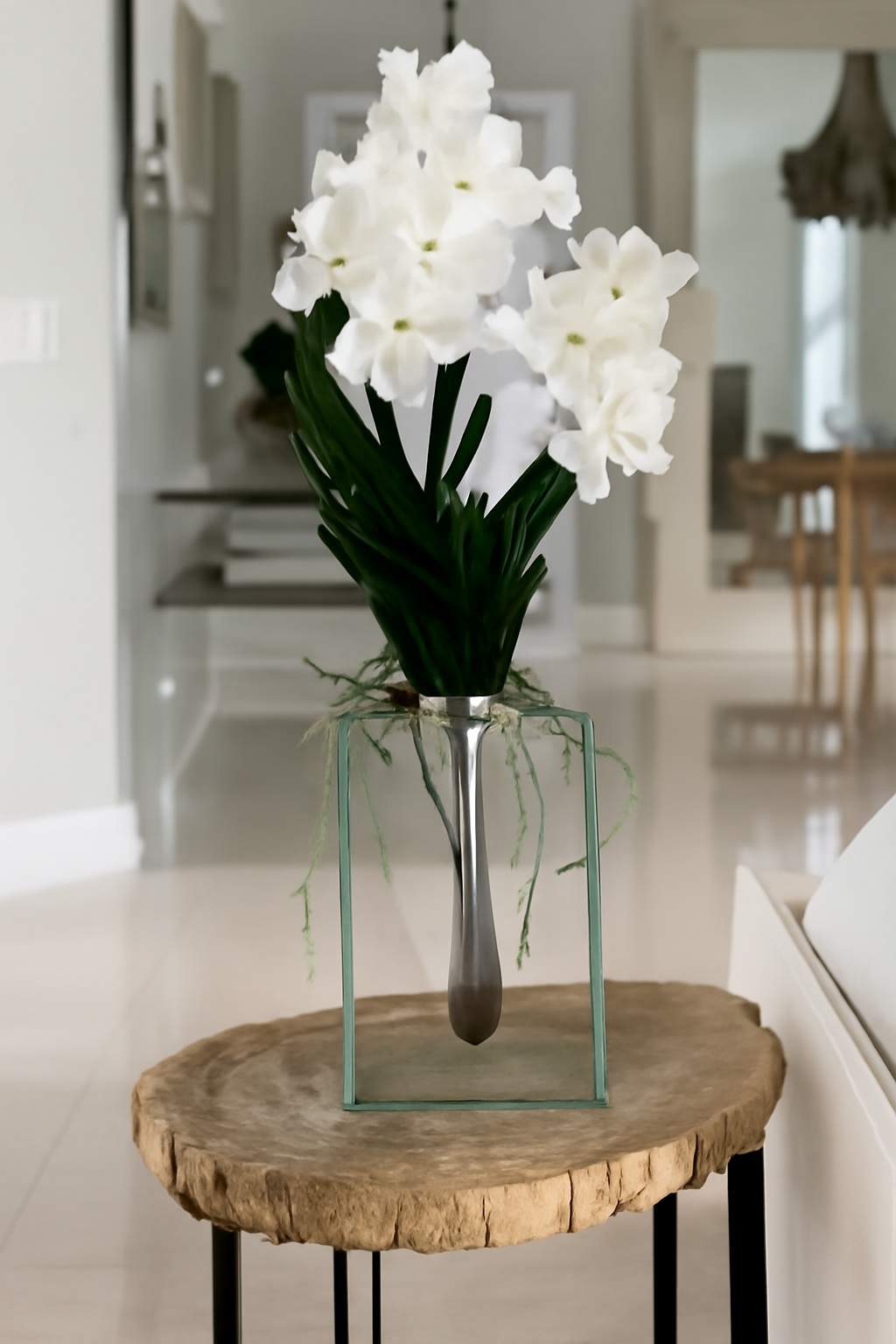 Vase flottant en aluminium avec orchidées Vanda