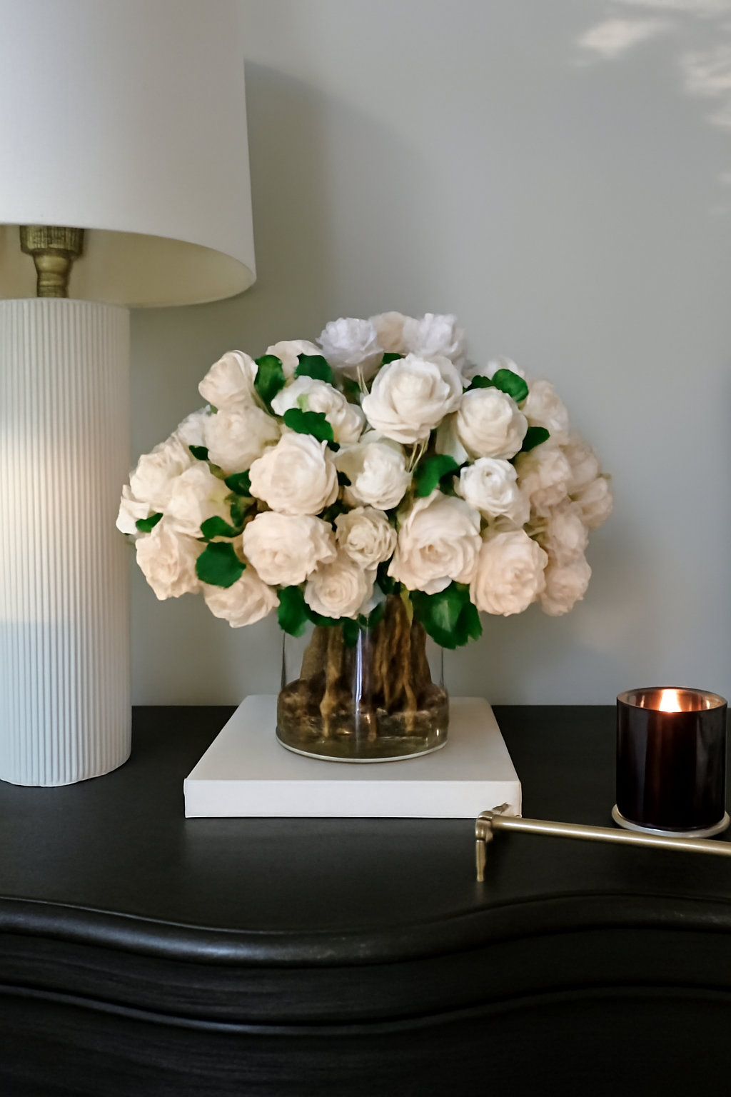 Roses dans cylindre en verre transparent