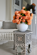 Roses dans vase bocal blanc mat