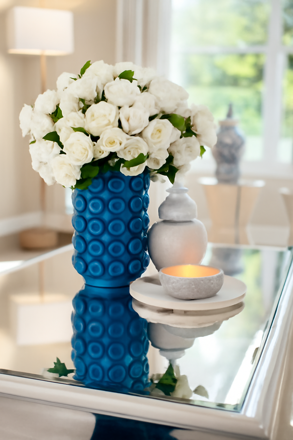 Roses blanches dans vase texturé bleu