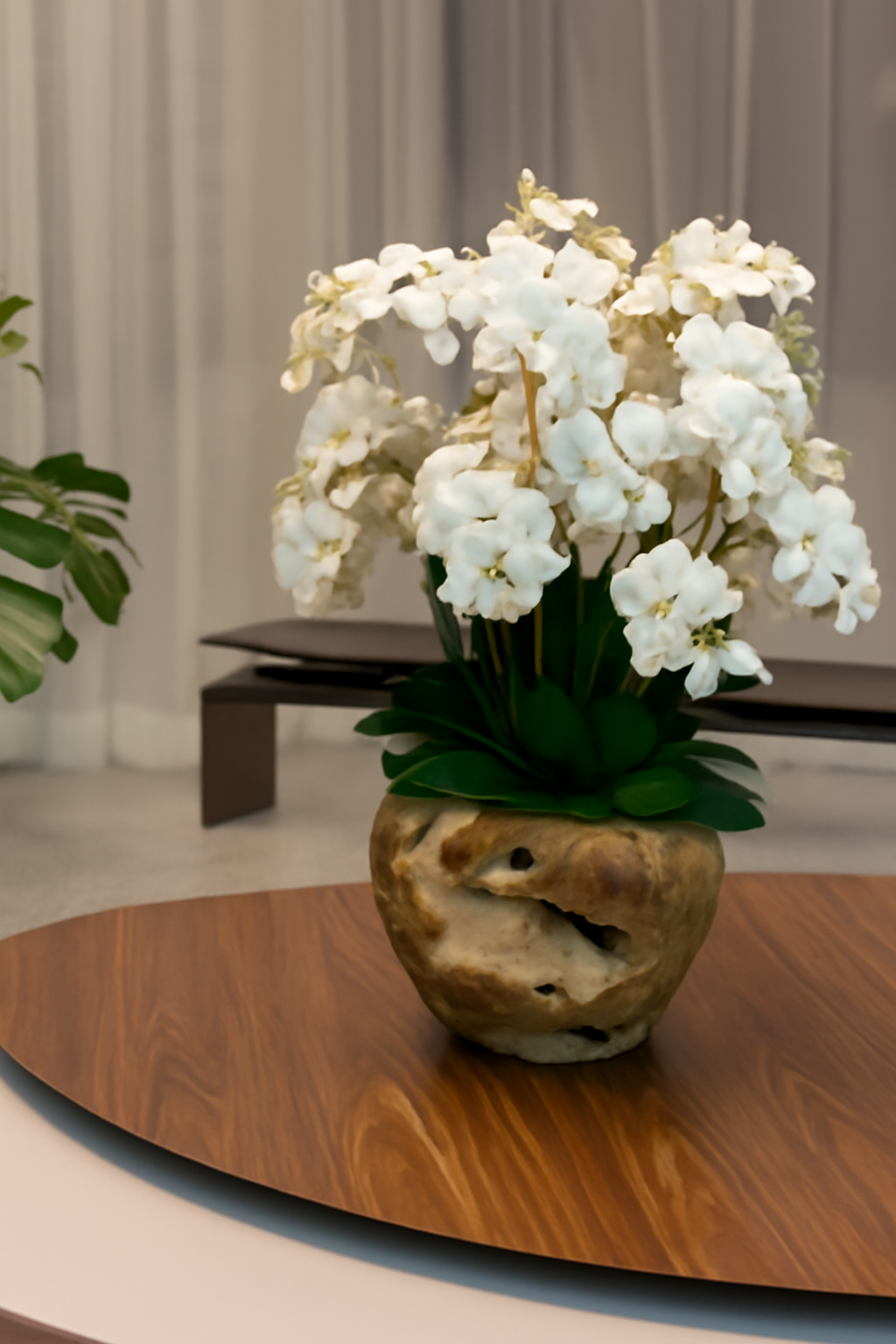 Coupe en teck rustique avec orchidées blanches retombantes