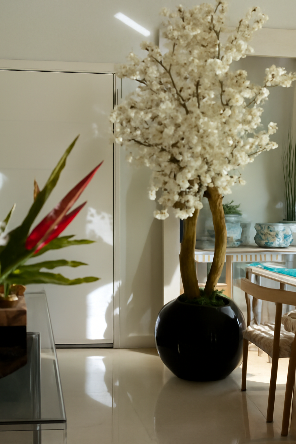 Globe noir brillant avec cerisier en fleurs