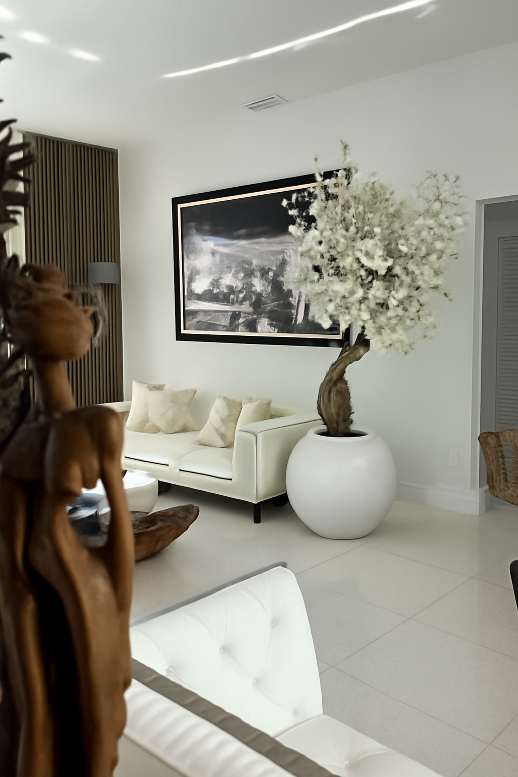 Globe blanc brillant avec cerisier en fleurs