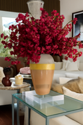 Vase avec fleurs de cerisier bordeaux