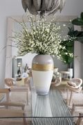 Vase avec branches de fleurs de cerisier