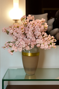 Vase avec fleurs de cerisier roses