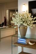 Vase avec fleurs de cerisier blanches
