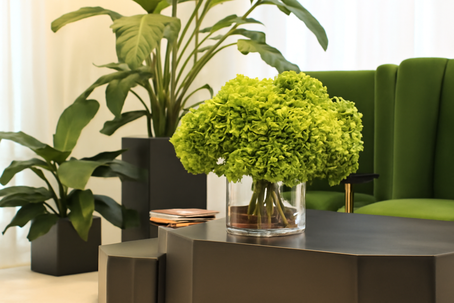 Bouquet d'hortensias verts dans vase en verre transparent