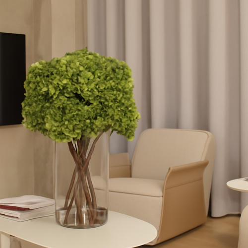 Bouquet d'hortensias verts dans grand vase en verre transparent