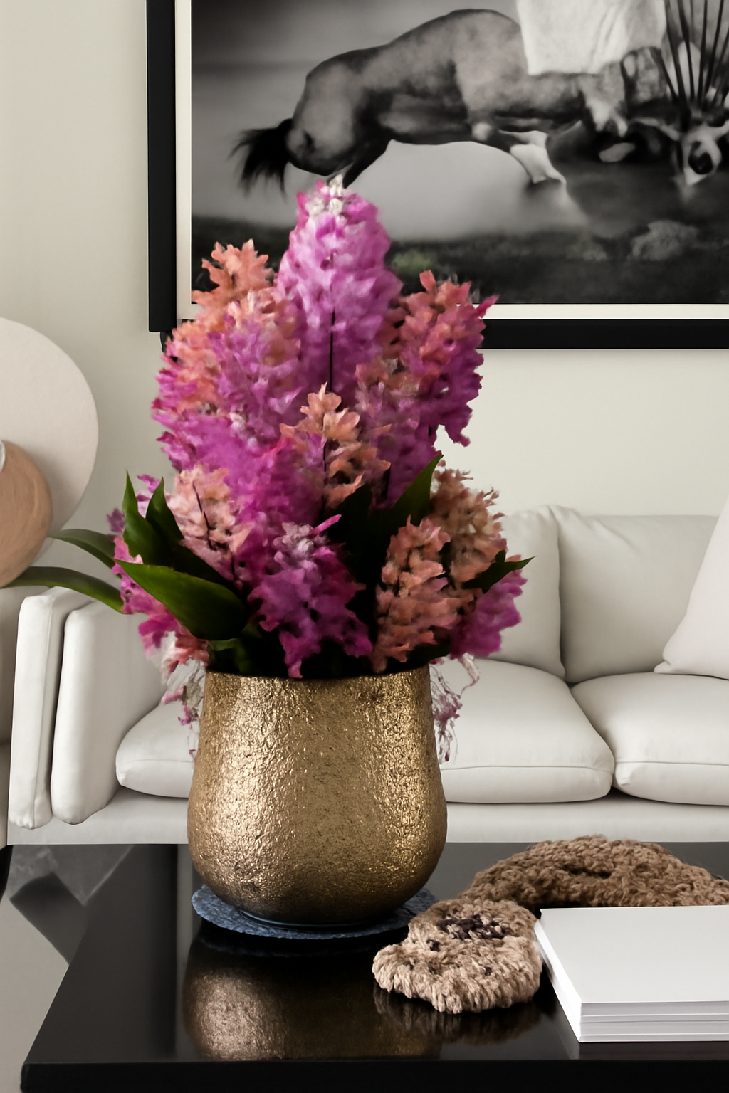 Coupe en verre avec orchidées mélangées