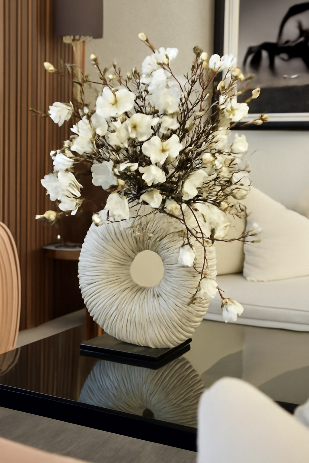 Grand vase avec magnolias et bois flotté