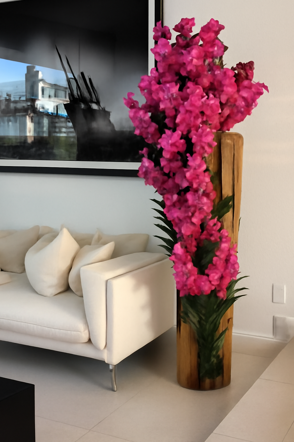 Grand vase en teck avec bord naturel et orchidées roses