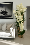 Grand vase en teck avec bord naturel et orchidées blanches