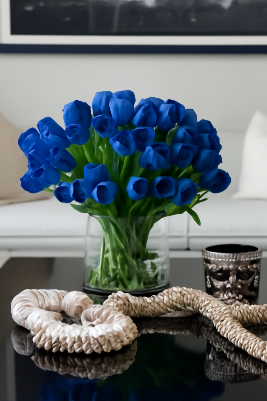 Grand cylindre avec tulipes bleues