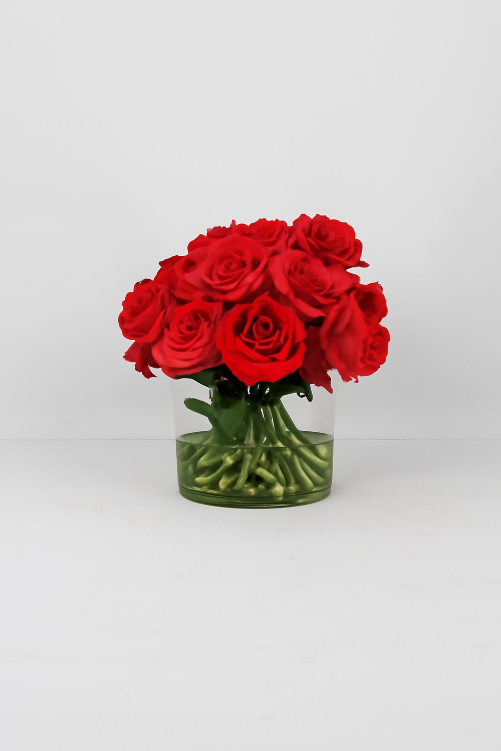 Grand cylindre avec roses rouges