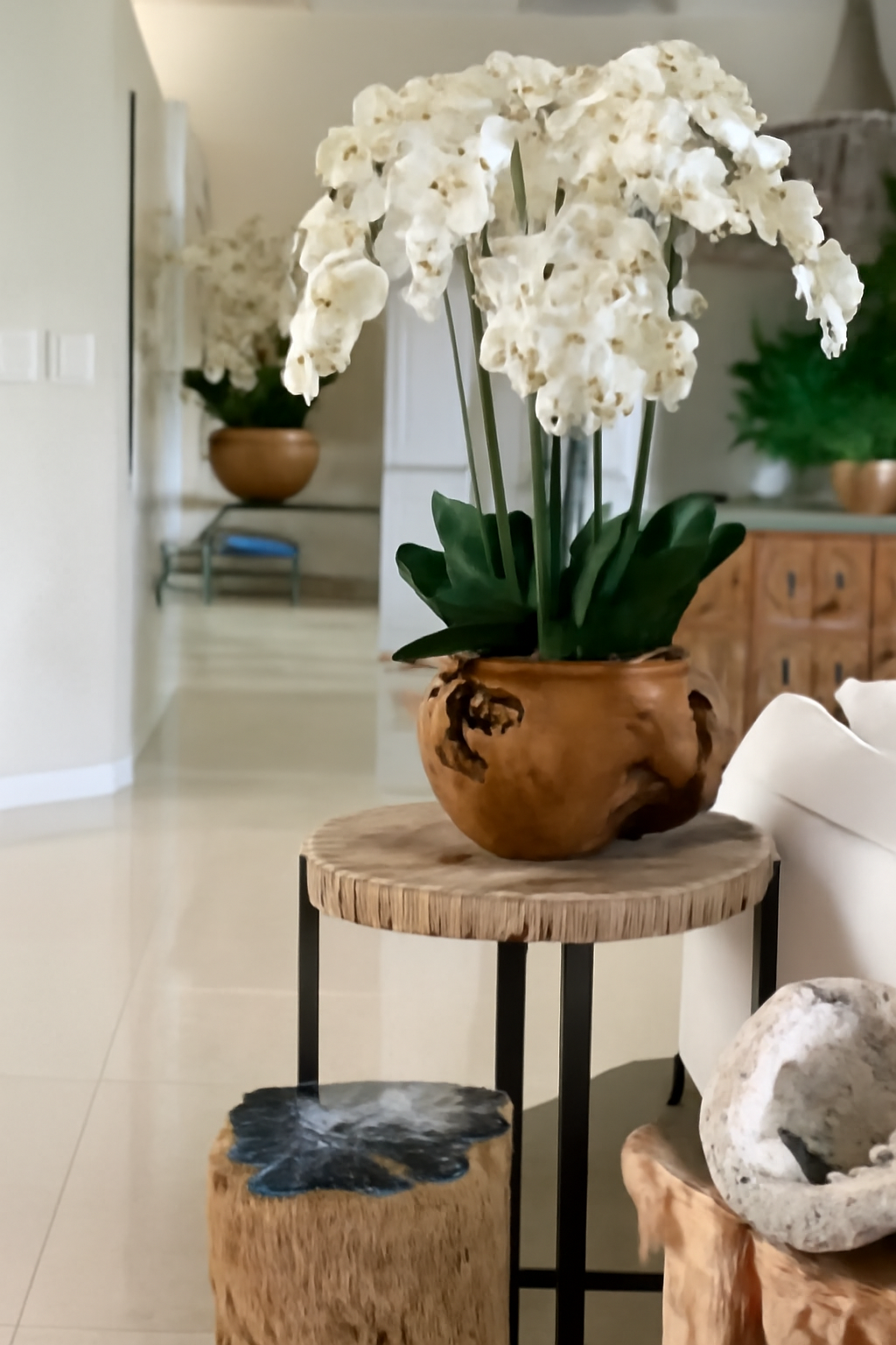 Coupe en teck avec orchidées blanches