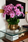 Composition florale orchidées rose clair dans pot doré moyen