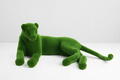 Lionne décorative couchée