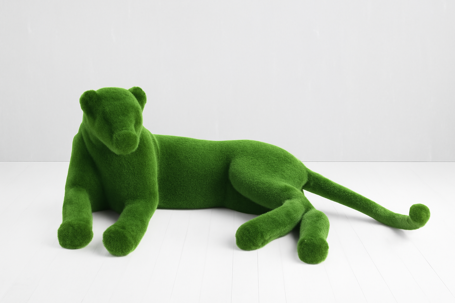 Lionne décorative couchée