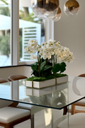 Plateau en marbre sur support en métal avec mini-jardin d'orchidées Phalaenopsis