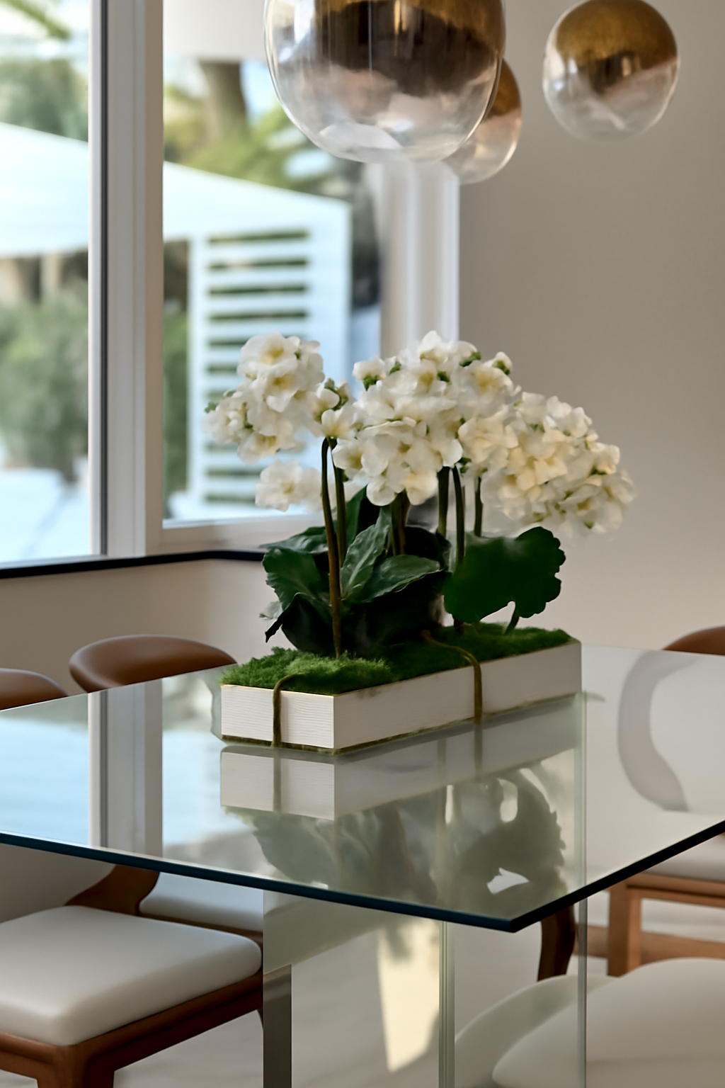 Plateau en marbre sur support en métal avec mini-jardin d'orchidées Phalaenopsis
