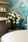 Vase avec roses blanches
