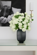 Vase en verre avec hortensias verts