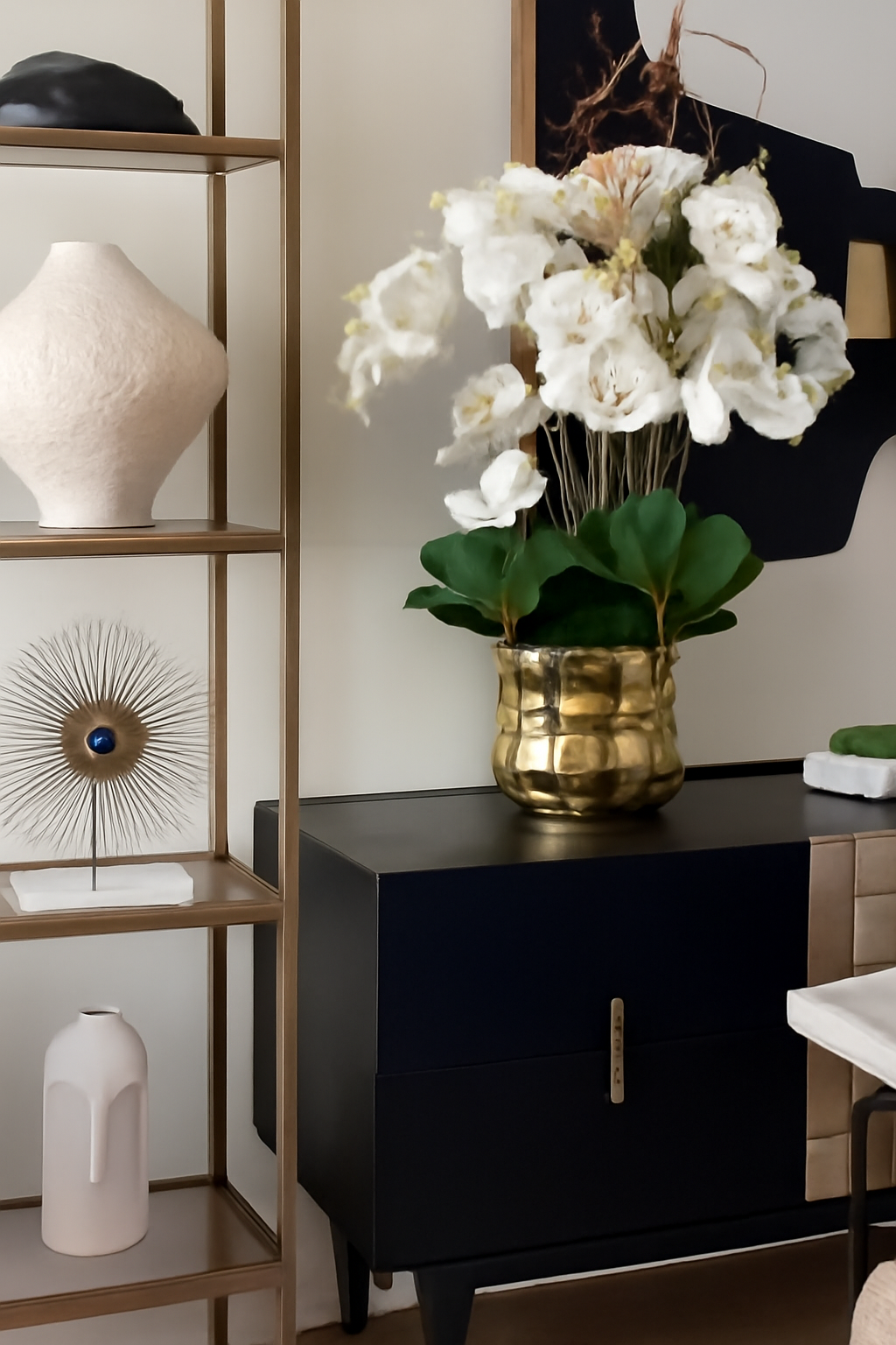 Vase moyen doré poli aux fleurs